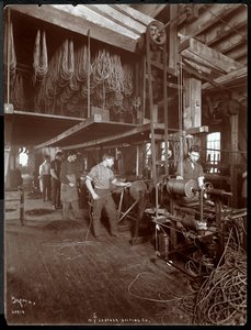 Vista interior de un hombre trabajando con cuero en la New York Leather Belting Co., Nueva York, 1906